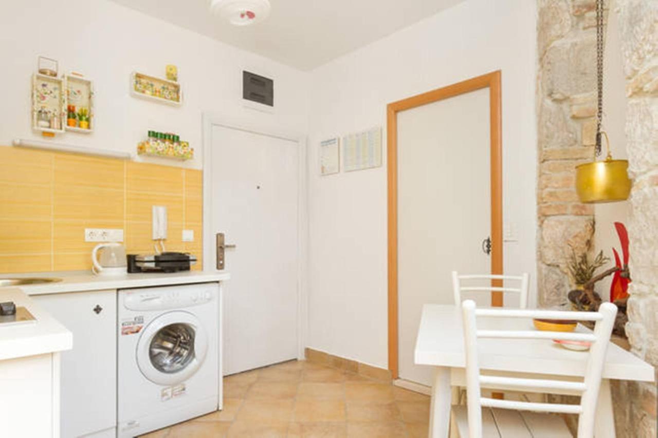 Studio Apartment Sretna Сплит Екстериор снимка
